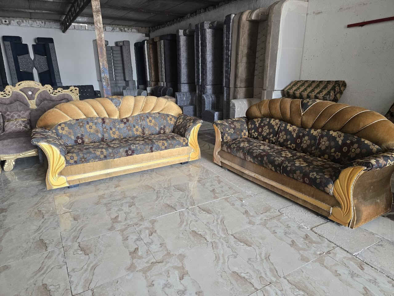 قنفتين تسكام صاج كل قنفه 3 نفرات نظيفات وجاهزات سعرهن 100 باقي الغراض كلمن وسعره العنوان نجف حي العسكري شارع السبيس السايدين خلف سوق المخضر ***********
