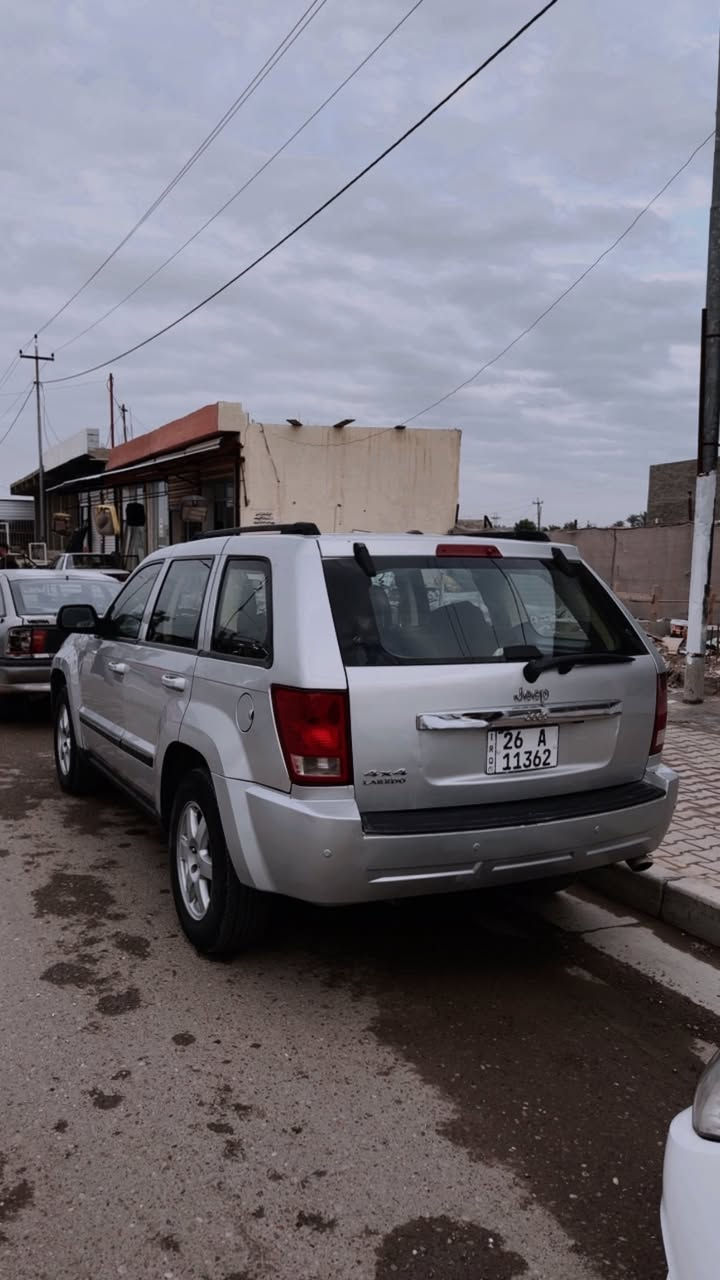 كراند شيروكي موديل 2008
بيها قطعتين صبغ بس بابين جهة اليمين 
الباقي على صبغ الشركة 
محرك 3700 ستة سلندر 
كهربائياتها ممتازه 
المحرك ممتاز
السيارة كامله للاخير 
السعر92 
 اتصال+ واتساب ***********
او مراسلة الصفحة
