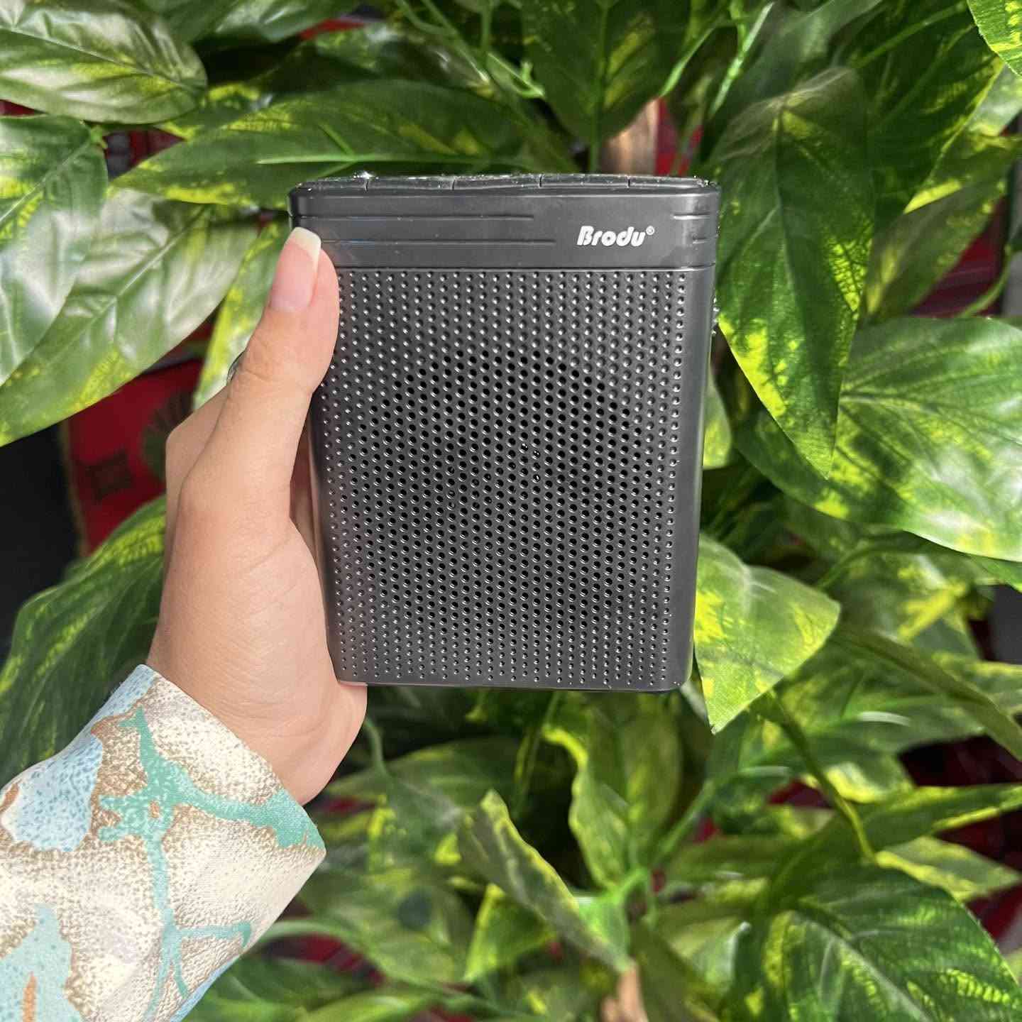 السعر ٢٥الف مكبر صوت محمول Brodu BTS-1383 مع مايكروفون لاسلكي وبلوتوث FM

• مكبر صوت محمول مزود بمايكروفون لاسلكي، مناسب للاستخدامات الصوتية وتشغيل الموسيقى.

• يدعم الاتصال اللاسلكي Wireless إصدار V5.1 + EDR بمدى يصل إلى 10 أمتار.

• مزود بمنفذ USB ومنفذ TF Card لتشغيل ملفات MP3 مباشرة.

• يحتوي على راديو FM مع نطاق تردد 87.5 – 108.0MHz.

• بطارية ليثيوم قابلة لإعادة الشحن بسعة 1200mAh.

• تصميم صغير الحجم مع مشبك للتثبيت وحامل هوائي (Antenna) مدمج.

• الموديل: BTS-1383
• العلامة التجارية: Brodu
• نوع المنتج: مكبر صوت محمول مع مايكروفون لاسلكي
• قدرة الخرج: 5W
• حجم وحدة السماعة: 50mm
• المقاومة: 2Ω
• استجابة التردد: 100Hz – 20KHz
• إصدار الاتصال اللاسلكي: V5.1 + EDR
• مدى الاتصال اللاسلكي: 10 متر
• اسم الاقتران: BT SPEAKER
• البروتوكول المدعوم: A2DP
• دعم USB وTF Card حتى: 32GB
• نطاق راديو FM: 87.5 – 108.0MHz
• سعة البطارية: 1200mAh
• نوع البطارية: Li-ion
• مؤشر شحن: نعم
• جهد الشحن: DC 5V

محتويات العلبة:
• مكبر الصوت Brodu BTS-1383
• مايكروفون لاسلكي
• كابل شحن
 #شحن #كابل #كابلات


**إذا كنت صاحب هذا الإعلان وتريد حذفه لأي سبب، رجاءا أرسل رسالة إلى الدعم الفني**