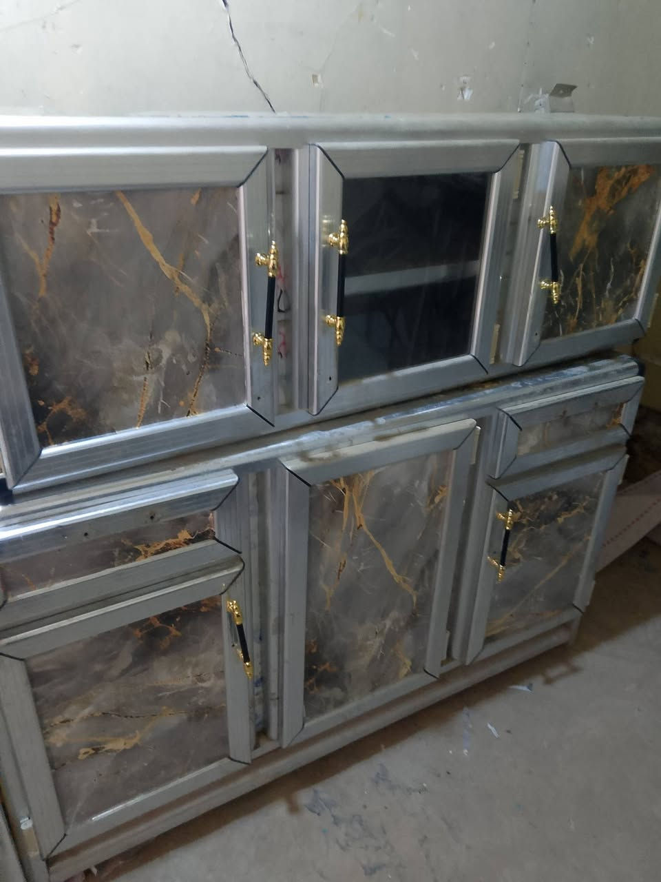 من رخصة الادمن
كاونتر المنيوم نظيف جدا من دون أي ضرر ثلاث قطع سنكي وملحق وارضي السعر175الف 
حله شارع 60
***********
***********
