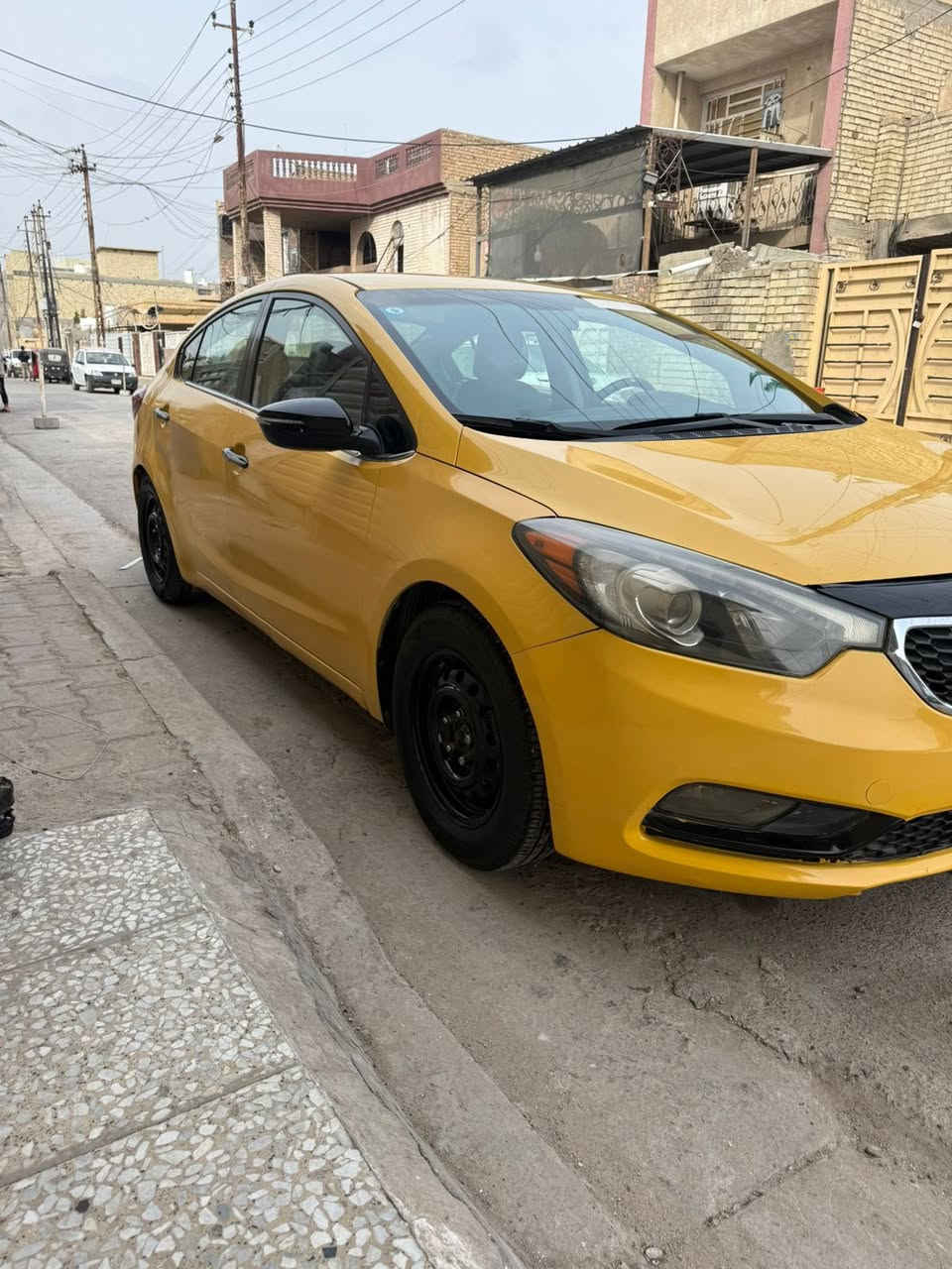 السلام عليكم كيه فورتي فورتي واراد امريكي 2015  حادثها جاملغ خلفي بدون دواخل بچم لغود شواصي كفاله سياره حلوه ونضيفه كير مكينه كير كفاله مكينه جيتي 2000 بلاديه ممفتوحه شركه سعرها 96 وبيها مجال مكاني بغداد رقمي ***********
