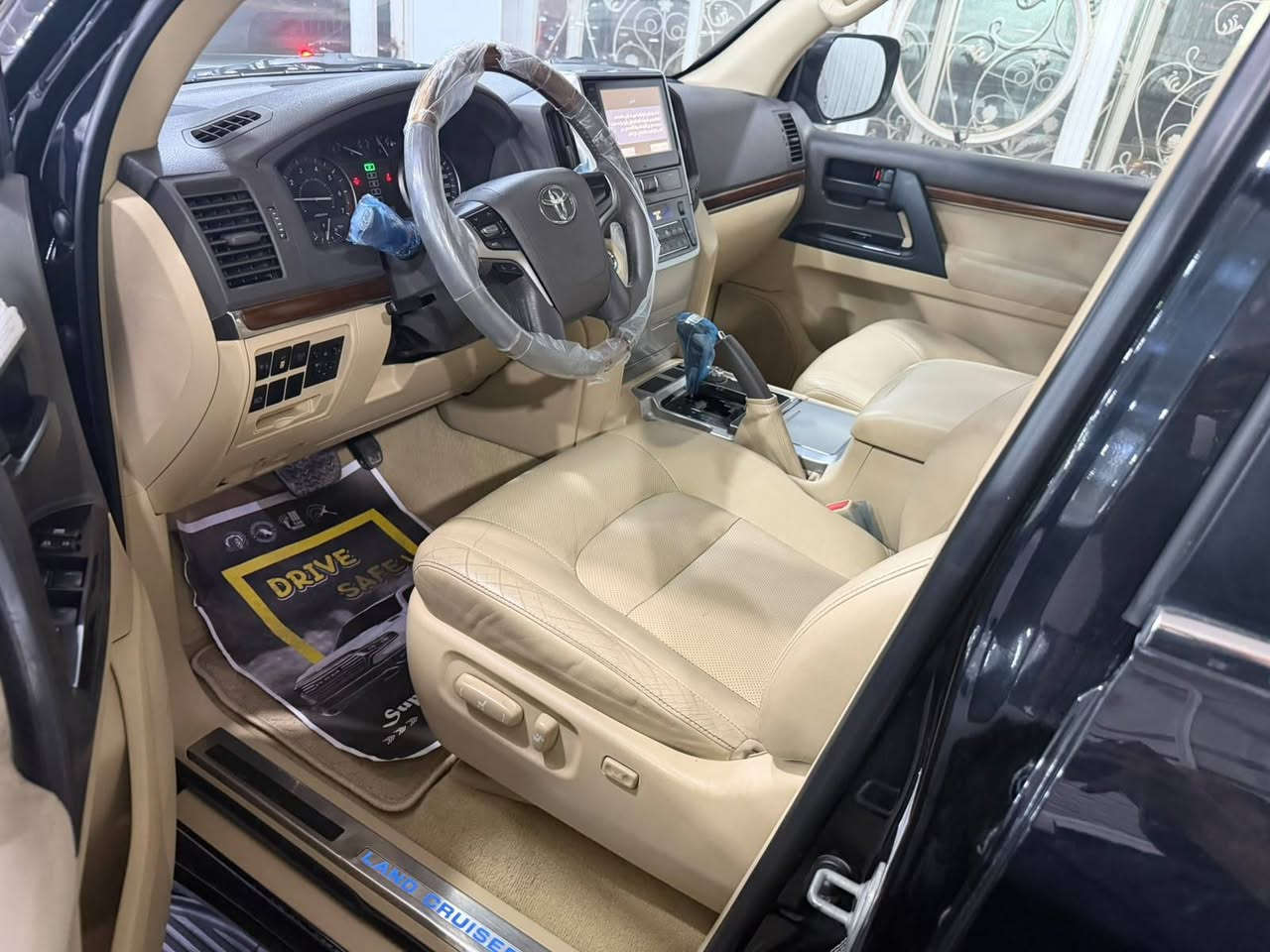 سلام عليكم Toyota Land Cruiser
ساز فول مواصفات موديل 16
السياره ماشيه 93الف
سعرها 42 الف وبيها مجال
السياره بدون صبغ حته الدعاميات مكفوله 
للاستفسار *********** ابو ستار

