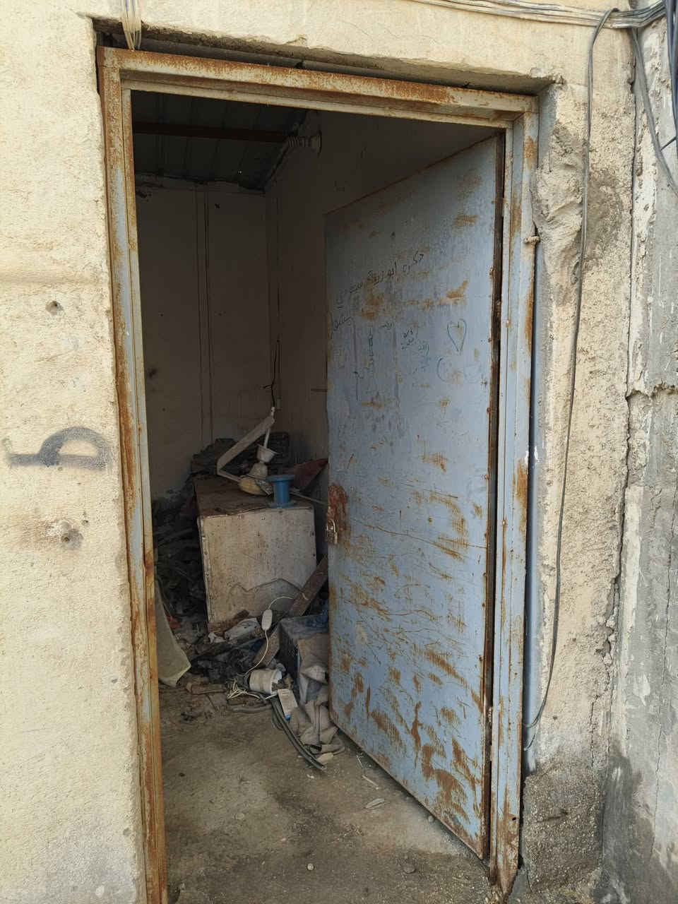 السلام عليكم سقايف عدد ٤ قياسات مختلفه وشبابيك وبيبان حديد مالات غسل وماطور عمودي ٢انج ٧حصان ٣فيز للبيع قيم واخذ التفصيخ عليك قرب بانزين خانه الجيل حي النفط ***********
