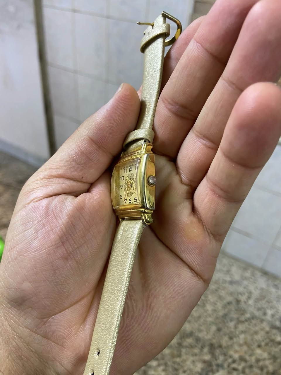 ساعة بالة طراز قديم قطر ٢٨ 
نظيفه جدا


**إذا كنت صاحب هذا الإعلان وتريد حذفه لأي سبب، رجاءا أرسل رسالة إلى الدعم الفني**
