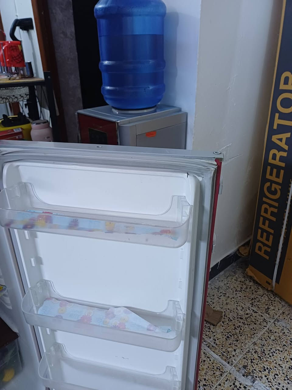 ثلاجه للبيع السعره ١٤٠ الف مالبيت تجميده خير من الله عنواني بغداد حي القاهره هاتف ***********
