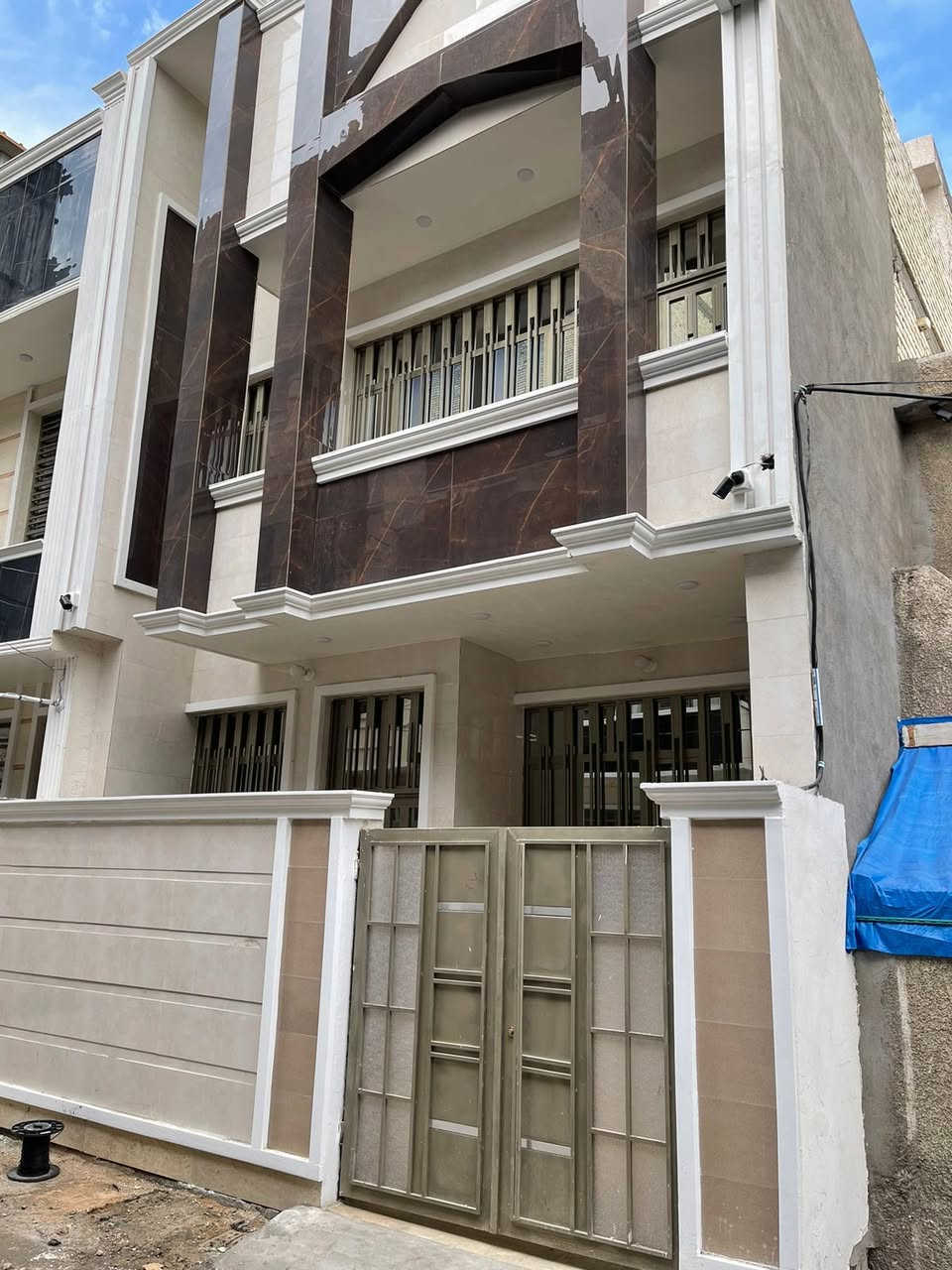 دار للبيع في الشعب العقاري الاولى  المساحة 81 النزال 13.5 الواجهة 6 بناء درجة اولى سنة 2025 يحتوي على ٣ غرف نوم وخدمات  في الطابقين البيت مدخلين للاستفسار على الرقم*********** او واتساب
