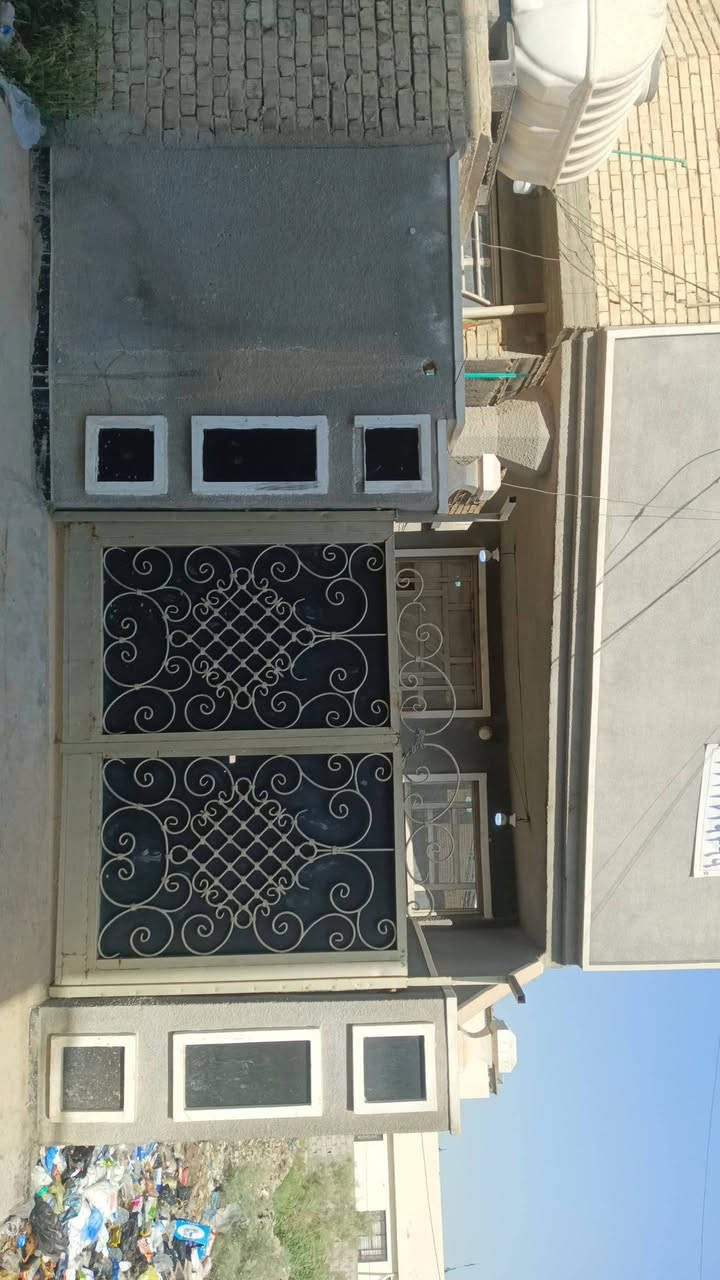 مساحه البيت 115متر
بيت كراج مدخلين للبيت 
خدمات خارجيه 
استقبال 5/3,500
حولي هول داخلي4/4,500
مطبخ من ضمنه خدمات 3/4
مطبخ حار 
غرفه نوم 4,500/4
ترك خلفي 1/4,500
البيت جاهز مع تطبيك سطح اشتايكر كامل البيت السعر 39 وبي مجال *********** قريب ابو عمار العزاوي وقريب  السده جبور
