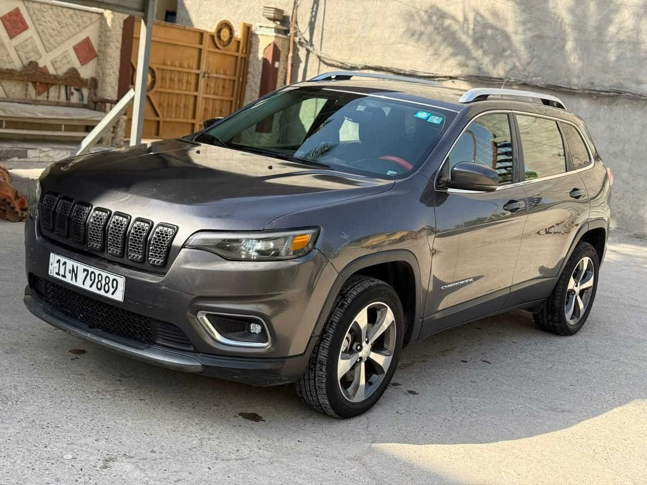 🚗 للبيع Jeep Cherokee 2019 (شكل 2020)

📍 رقم بغداد
🎨 اللون: رصاصي / رمادي
📏 الممشى: 103 ألف

✨ المواصفات:

* فول مواصفات عدا البانوراما
* تحكم سترين أمامي وخلفي
* كشنات جلد كهربائي
* قطعتين تبريد
* داخلية سوداء
* شاشة تحكم
* إشارات بالمرايا
* جنطه  شفط
* بصمة + تشغيل عن بعد
* مانع انزلاق
* ومواصفات إضافية معروفة ومميزة
مكان السيارة : الديوانية

🔧 ملاحظات:

* حادث (بجم) بدون شاصي
* فقط الخشم مليوح شي بسيط وتم تصليحه عالبارد (سونار موجود)
* داخل العراق: حادث باب السائق مبدل وكالة

🔧 ملاحظة مهمة:

* تم تبديل مكينة وكالة (شرط)

📞 للاستفسار:
***********
***********
