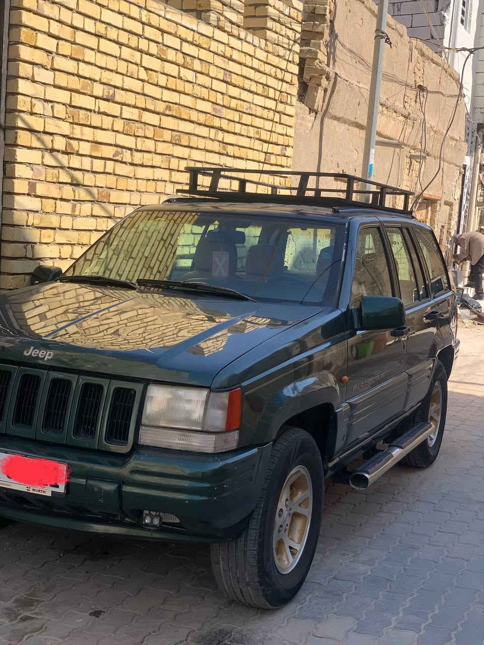 السيارة كله بلاد لاصبغ ولا ضربه مديل1996 محرك 8 بيه نوقص بصيطه مكان السيارة ناصرية مركز 
***********
