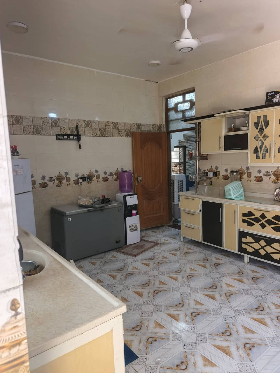 بيت لبيع في حي الحكيم 
نزلت عميد جادر قرب شارع العام بيت بناء طابوك
داخل فرع بيت ركن مساحه 200 وجه 12 نزال 17 
بيت مرقم بلديه يحتوي على غرفتين وصاله ومطبخ وستقبال وصحيات بيت جاهز السكن سعر 57قابل تفوق الاستفسار تصل على رقم أو واتساب ***********
