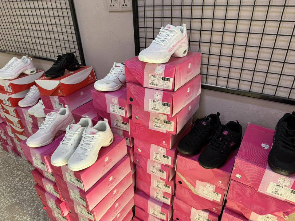 تصفية احذيه سعر قطعة 2,500 الف دينار بى مجال شلع شلع 
وارد بريطاني جديد تقريبن كميه 8000 قطعة  مشكل نسائي رجالي ولادي  
رقم واساب ***********
