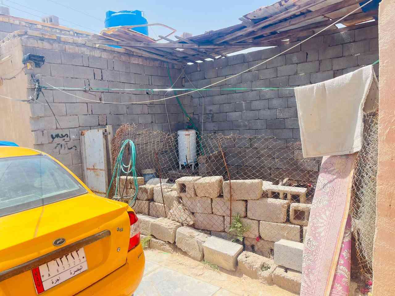 سلام عليكم بيت للبيع يحتوي على غرف 2 ودوانيه واكو مجال هيكل للدوانيه يصير بي 3 غرف ودوانيه وهول ومطبخ وحمامات وحديقه امام البيت وخلف البيت مساحه الكليه 350 العقار  زراعي
سگف مالته عگاعده السطح ما يخر ابد
كراج جبير يشيل 3 سيارات وامام البيت ساحه جبيره بيهه مواكب يعني البيت ما مضايق بس مو من ضمن البيت 
وبصف البيت الك مترين يبعد عن شارع العام اقل من 200 متر السعر 30 وبي مجال للشراي لمو شراي لا يتصل 
الرقم ***********
 العنوان البصره الهارثه حي المرتضى
