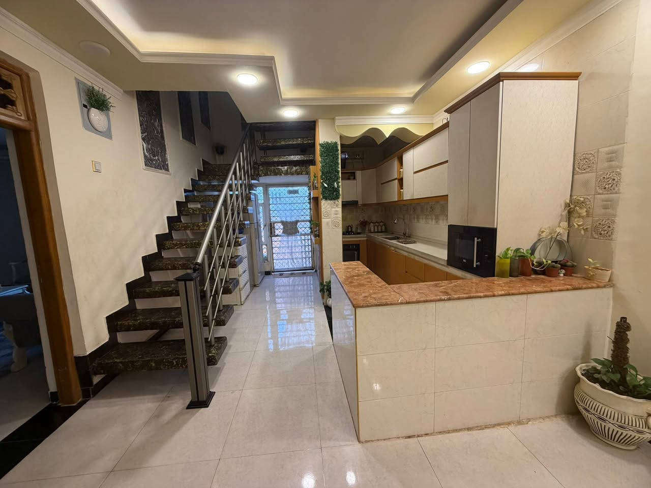 🛑 دار سكني  للبيع 🛑 
المنطقة : الديوانية ؛الضباط 🚩 
اقرب نقطه ؛خلف مول الطاهر 
المساحه :130متر🏛️الواجه 11متر🛑مطلوب 90مليون 
التفاصيل :  طابقين 
    
الطابق الاول🛑 غرفه نظام سويت وصالة واستقبال ومطبخ  وصحيات ومنو
الطابق الثاني؛غرفتين نوم  ومجمع صحيات وصاله 
للاستفسار 
     مراجعة مكتب رسول الوزني للعقار  
الديوانية . حي الحضارة بداية شارع اسواق طيبة
 للمعلومات ولمزيد من التفاصيل ⬇️
       مراسلة الصفحة  
      او الاتصال
***********
