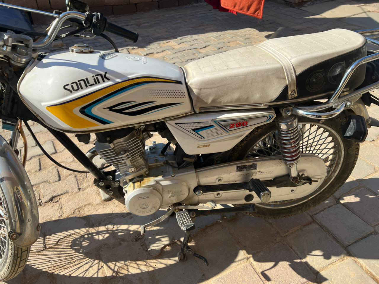 السلام عليكم مكلف بل نشر دراجه كدامك دراجه نضيفه برقي ما مفتوح بيها وراقها كامله  السعر 650 وبيها مجال 
عنواني بغداد حي ور سبع قصور 
***********
