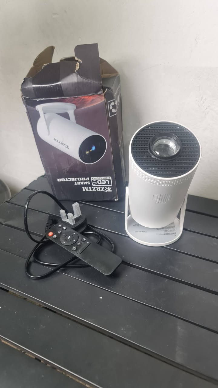 خلي السعر وبالعافيه 
الجهاز هو جهاز عرض ذكي (Projector) من العلامة  ZRZTM.
التقنية والميزات: يتميز بدعم دقة عرض عالية تصل إلى 4K، وتقنية تصحيح الانحراف الأفقي التلقائي، وإمكانية الدوران لتعديل زاوية العرض، بالإضافة إلى نظام تشغيل أندرويد مدمج لتشغيل التطبيقات مباشرة. 
الاتصال: يدعم الاتصال اللاسلكي عبر الواي فاي والبلوتوث، مما يسهل ربطه بالهواتف الذكية وأجهزة الكمبيوتر المحمولة. 
الاستخدام: مصمم ليكون محمولاً، مما يجعله مناسباً للاستخدام المنزلي كسينما منزلية أو للاجتماعات والمكتب.


**إذا كنت صاحب هذا الإعلان وتريد حذفه لأي سبب، رجاءا أرسل رسالة إلى الدعم الفني**