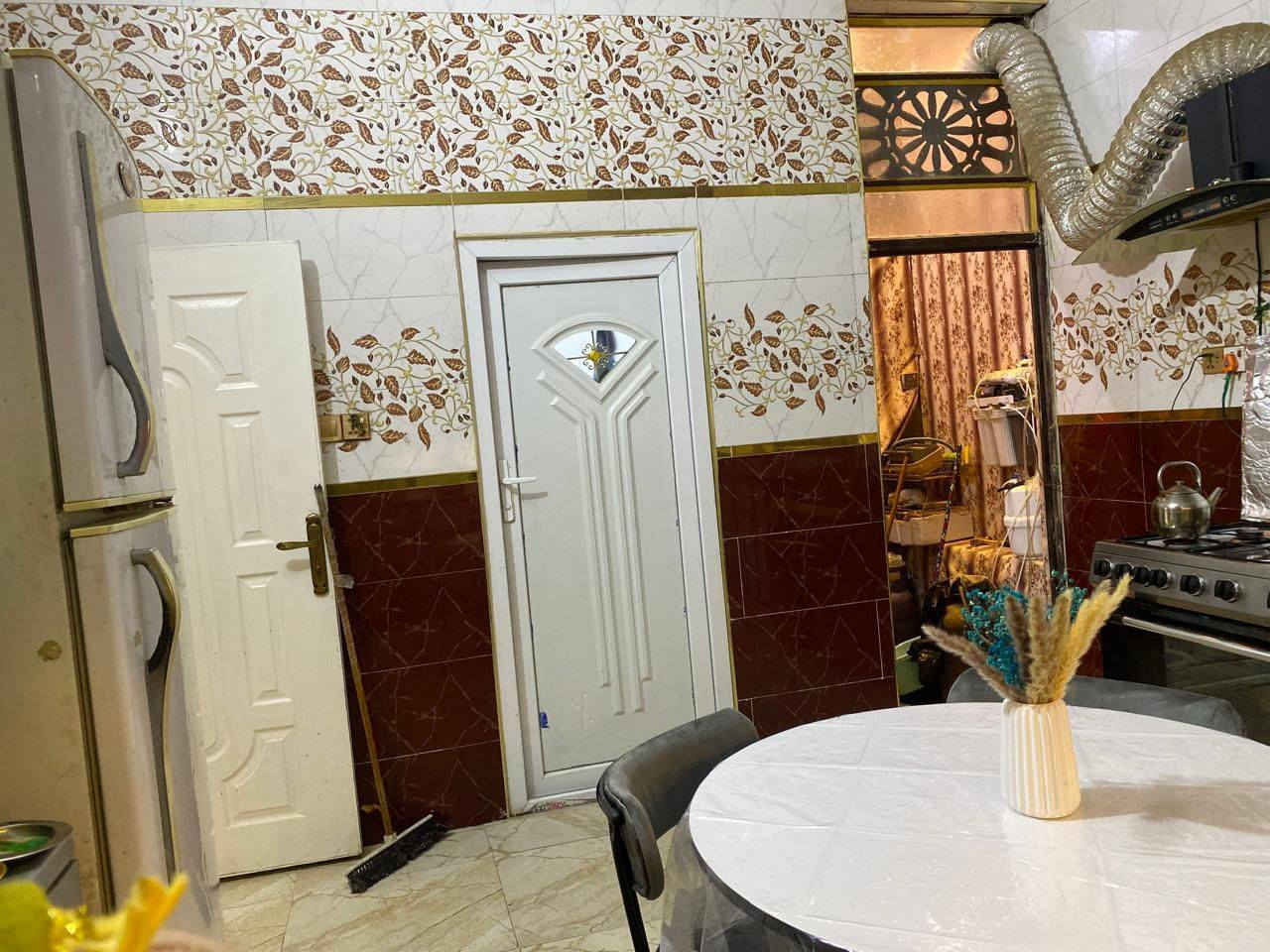 بيت للبيع في حي الفداء مقاطعه 22 مساحه 100متر امامي طابقين البناء حديث درجه اولى صب كونكريت سعر 135مليون ***********
