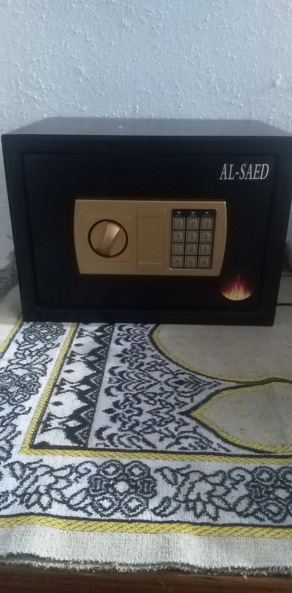 السلام عليكم قاصة حجم كبير تحتوي على نضام المفتاح والرمز وبيهة رف داخلي الوزن 10 كيلو للاستفسارات ***********
