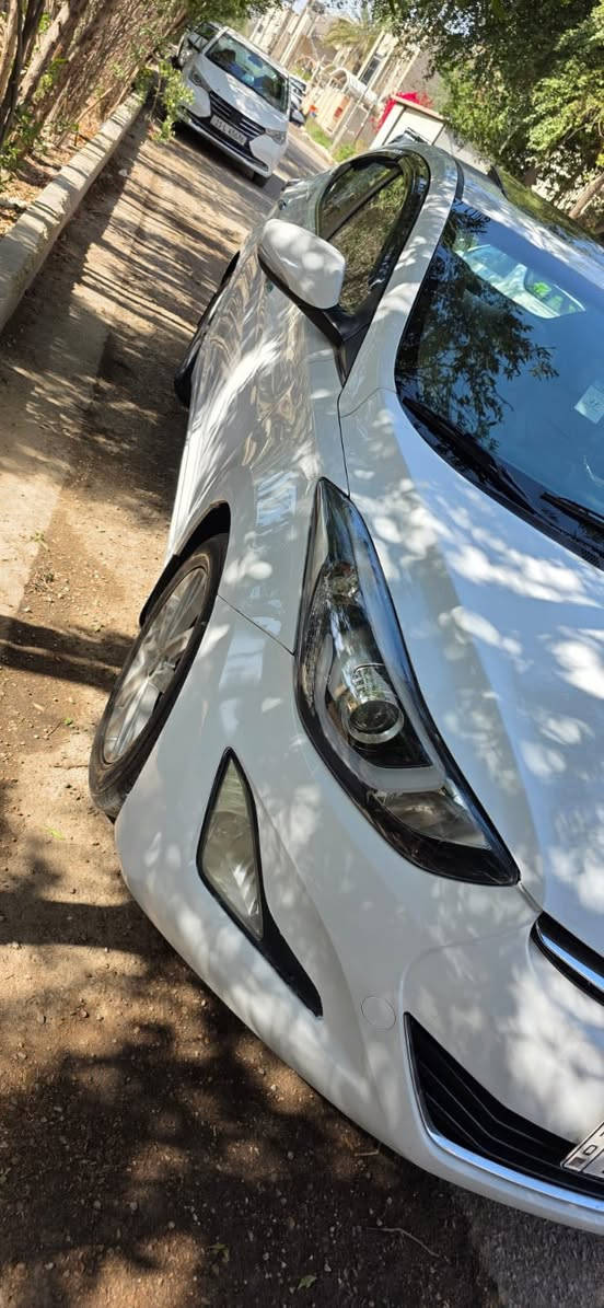 عندي النترا 2016خليجيه فول مواصفات  كلش حلوه وسونارها منشور مكينه جبيره 2000 ابد ممفتوحه بحياتي مفاتحه البنيد تبريد ثلج مالتها بيها صبغ بسيط منشور بالسونار تايرات جديده بيها  نضيفه بمعنى الكلمه على ايدي مال بيت 
سعرها119 مكاني بغداد السيدية 
***********
