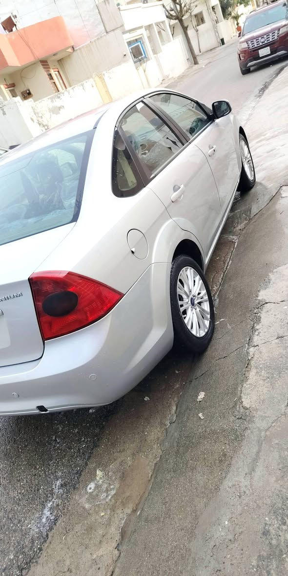 بەناوی خوای گەورە
فۆرت فۆکس 2011 تیتانیۆم
فول فول مواسەفات
سڵایت چوار جام کارەبا شاشەو کامێرەو حاسەی دواوە
دەرگاو سنوق بەسمە دوو بەسمەی شەریکەی لەگەلە
کوشن جڵد کوشنی پێشەوە هیتەرە کوشنی سایەق کارەباییە
لایت بیلاد عەدەسەو زینۆن ئاوێنە ئیشارەتو کارەباییە ئاوێنەی ناوەڕاست دژە فولە
تەبریدی نیزامی سپلێتە بە دڵی خۆت گەرمو ساردی ئەکەی هەر لایەو بە جیا
گێر عادیو ئۆتۆماتیک
تەقەو رەقەی نیە هەمو گیانی مەزبوتە
رەقەم باریک سەنەوی تا 2028 تازەیە
یەک پارچەو پەڵەیەکی بۆیاخە  دەعمو ناوگرتنی نیە
نرخی 70 گەڵا
***********
***********
هەردو رەقەم ڤایبەرو وەتس ئەپی لەسەرە
