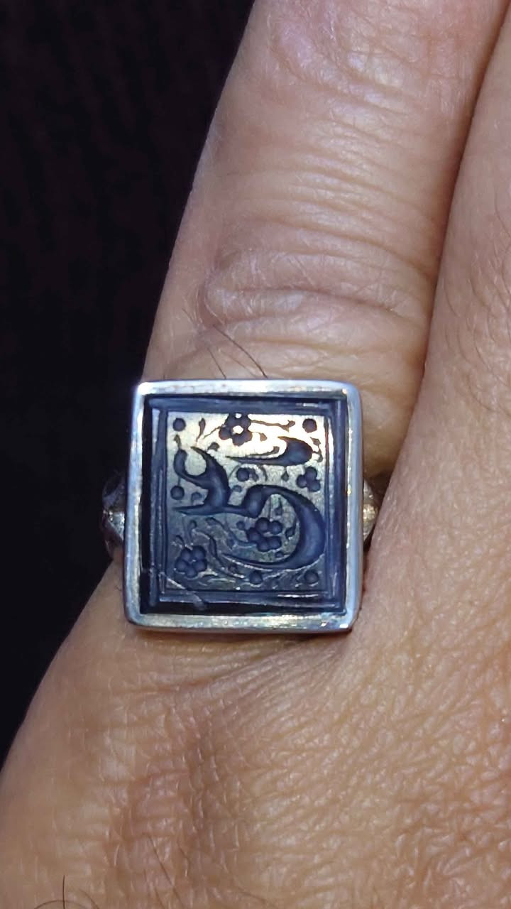 عقيق يماني طبيعي صياغة يدوي خط يدوي قياس خنصر السعر 45الف العنوان بغداد زعفرانية فضه 925الهاتف *********** بغداد, العراق
