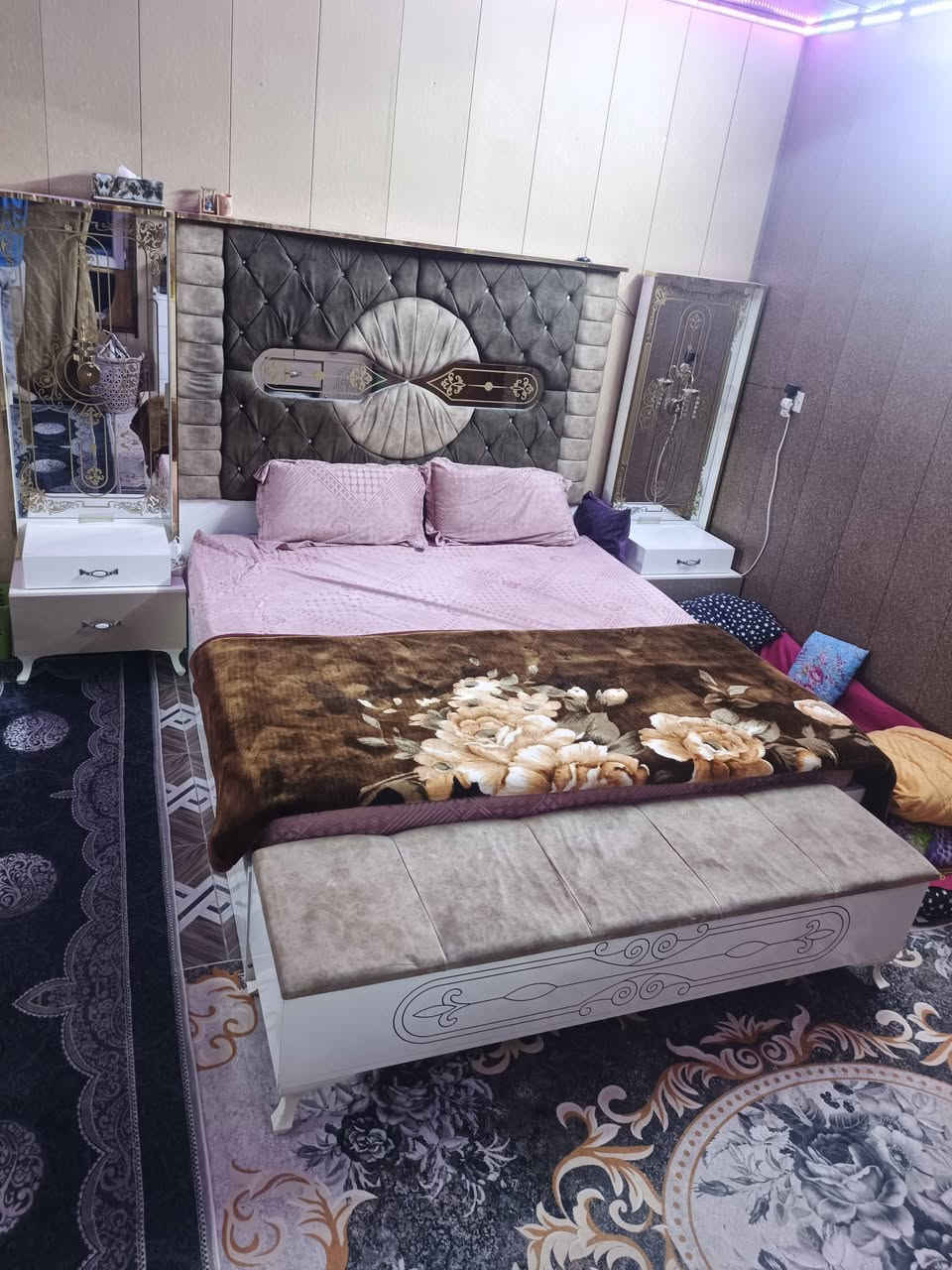 السلام عليكم غرف تركيا اصليه سبع قطع الكنتور قطعتان قطعه 6 ابواب والثاني 2باب منفصلان بغداد حي الخضراء يم ملعب الخماسي السعر 600 وبيها مجال 
رقم الهاتف ***********
