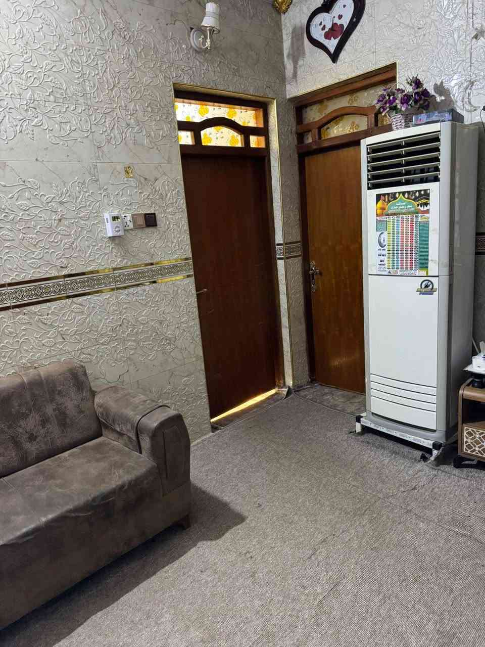 بسم الله الرحمن الرحيم
للبيع بيت طابو 
 المساحته 200 متر
العنوان  حي الحسن العسكري 
نهايه شارع عكش على السايدين 
طابقين
يحتوي الطابق الأول على 2 غرف وصاله واستقبال ومطبخ وصحيات ومنور
 والطابق الثاني يحتوي على 2 غرف وصاله 
  للستفسار الاتصال على الرقم ***********
