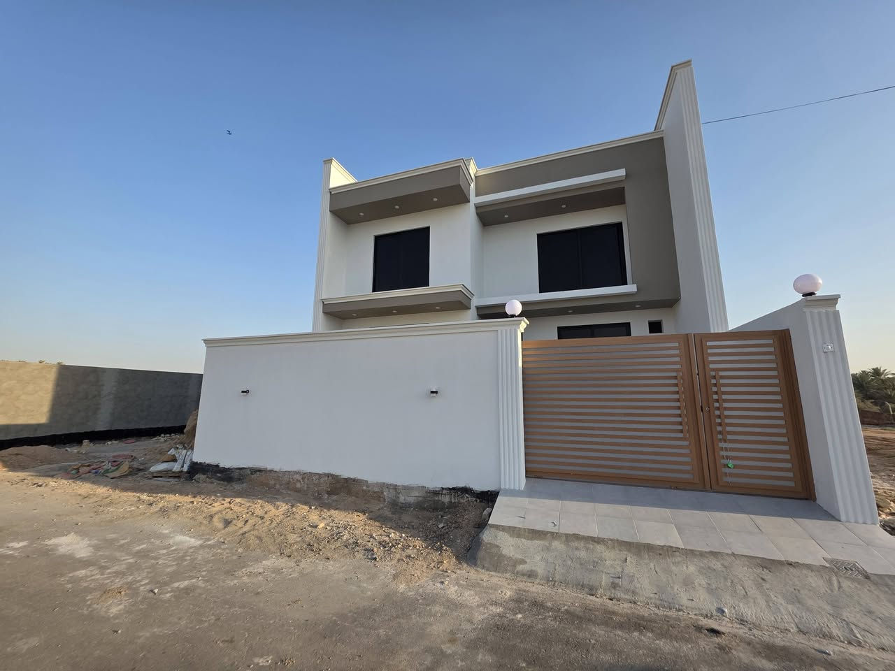 دار للبيع بناء طابوق جمهوري حديث 📌🏘
 المساحة 200 م٢ 

طابو زراعي سند 25 تحويل مباشر
الطابق الارضي يحتوي على 
 مطبخ ، هول ، أستقبال ، غرفة عدد ٢، مجمع صحيات داخلية وخارجية 
الطابق الاول غرفة عدد ٢ ، مجمع صحيات 
عرض الشارع 10م تبليط 
الموقع : بابل الحلة الوردية داخل قرب مدرسة مالك الاشتر الابتدائية 
السعر : 153مليون قابل للتفاوض  

للأستفسار الاتصال على الارقام 
***********  امير 
*********** امير
