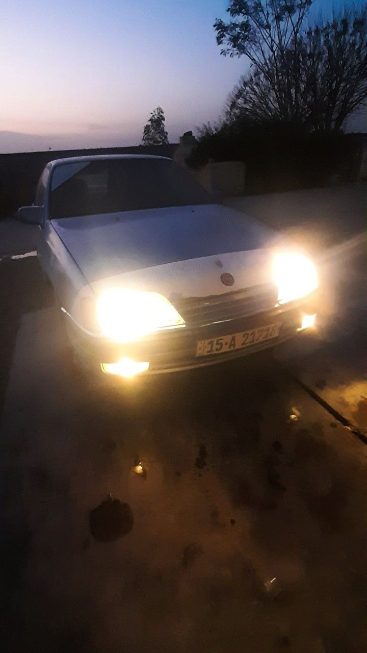 السلام عليكم ابو اوميه موديل 93 حجم 2000 سعر 35$ بها مجال سياره خير من الله جديده رقم مسطره هزه جديده الوان صلاح***********
