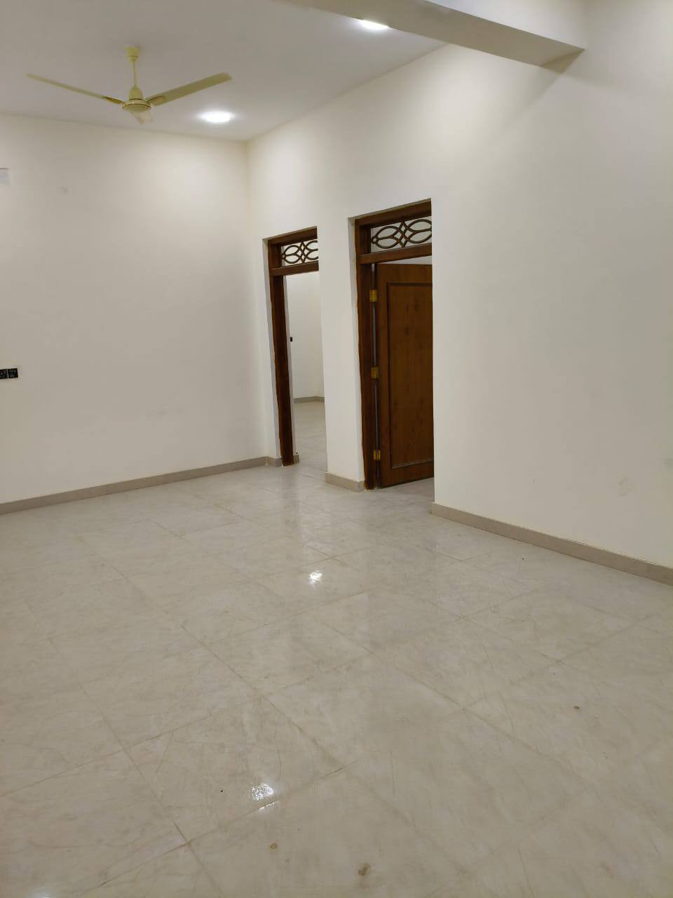توجد لدينا شقه حديثه للايجار حي الرافدين قرب مستشفى المعوقين على شارع العام للاستفسار الاتصال على الرقم ***********
