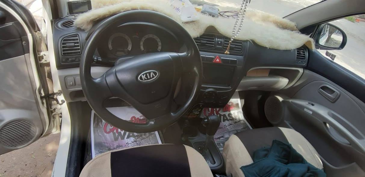 بيكانتو ٢٠٠٩ محرك جيد لاتبخير ولا تنقيص كير اوتو صدر امامي جيد كهربائيات شغاله تبريد وتدفئه شغال باتري وداينمو وسلف وراديتر وتخم تاير كله جديد للاستفسار *********** بيها ملاحضات الدعاميات تحتاج ترتيب وصبغ وبيها جهه اليمين الجاملغ الامامي بي طخه والباب الخلفي بي طخه تحتاج ترتيبات والصدر الخلفي تحتاج بوش  مكان السياره بغداد الجديده او كراده داخل بغداد, العراق
