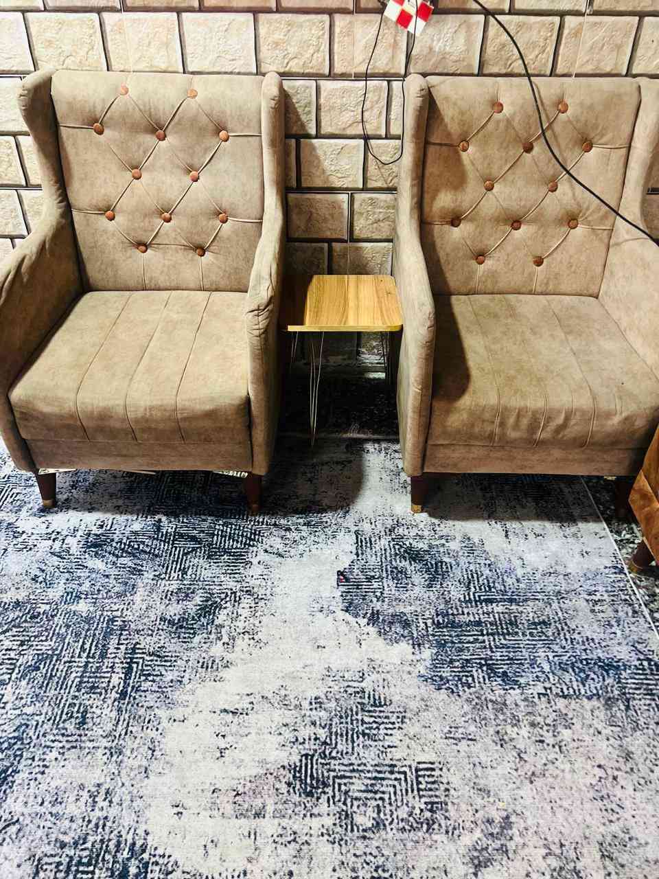 السلام عليكم تخم عشر مقاعد للبيع سعره 300وبي مجال وبي عيب واحد الاسفنجه مال نفرين نازله شويه 
العنوان الامين الثانيه /***********
