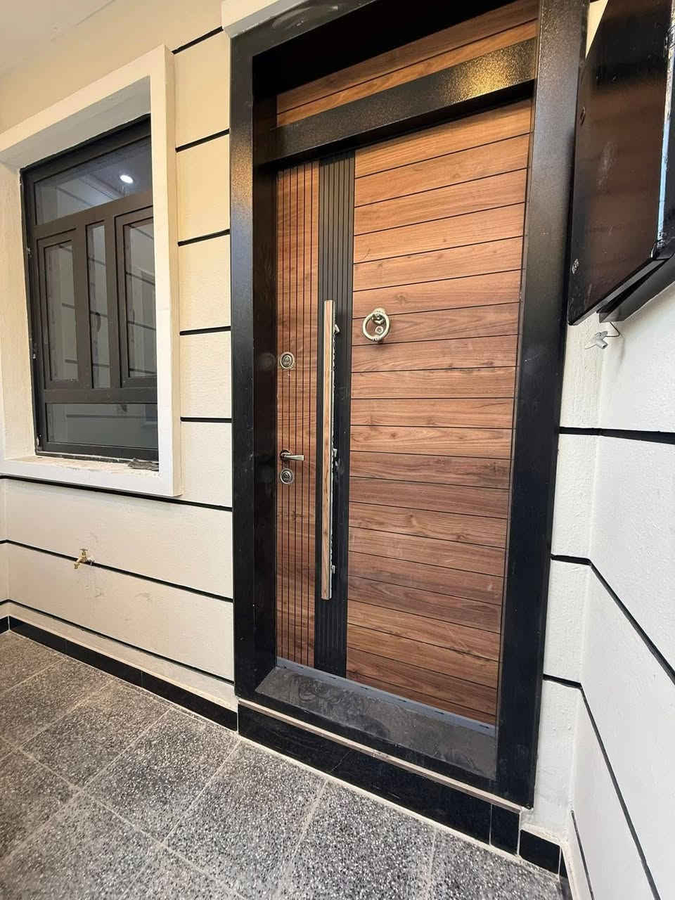 دور حديثه للبيع المساحة (50)م 3نوم وصالة ومطبخ وخدمات وطرمة كلها مرمر وسيراميك حي القاهرة خلف تانكي الماء الدلفية اب علي الخزرجي مكتب الشماسية للعقار القاهرة الدلفية (***********).
