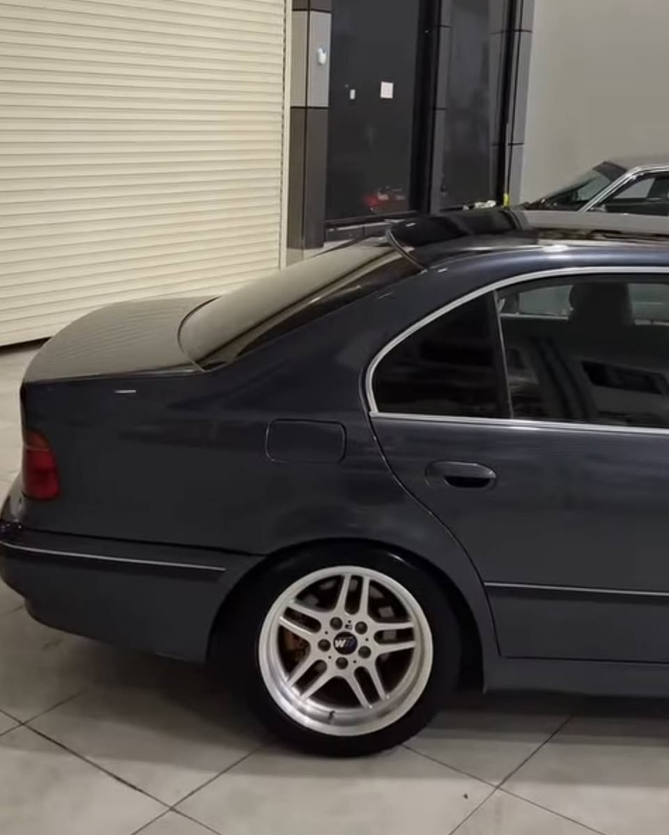 للبيع BMW E39 1997
الموديل: E39 1997
حجم المحرك: 528
الهيكل: 3 قطع، سقف شوي مكحل، مخلي عليه لصقة سودا، اللون نفطي
الإطارات: ويلاتها جديدة جداً
الداخلية: كشن تبريد وتدفئة
الشاشة والكاميرا: شاشة كبيرة وياها كاميرا خلفية
المفاتيح: 2 سويج
المكان: دهوك
القير: اوتوماتيك 5 سرعات
المواصفات الأصلية:
ABS و Airbags
تحكم بالمكيف (A/C) إلكتروني
نوافذ كهربائية
نظام صوت أصلي
تحكم بالكراسي كهربائياً
السعر 
85 
محال قليل دهوك, العراق


**إذا كنت صاحب هذا الإعلان وتريد حذفه لأي سبب، رجاءا أرسل رسالة إلى الدعم الفني**