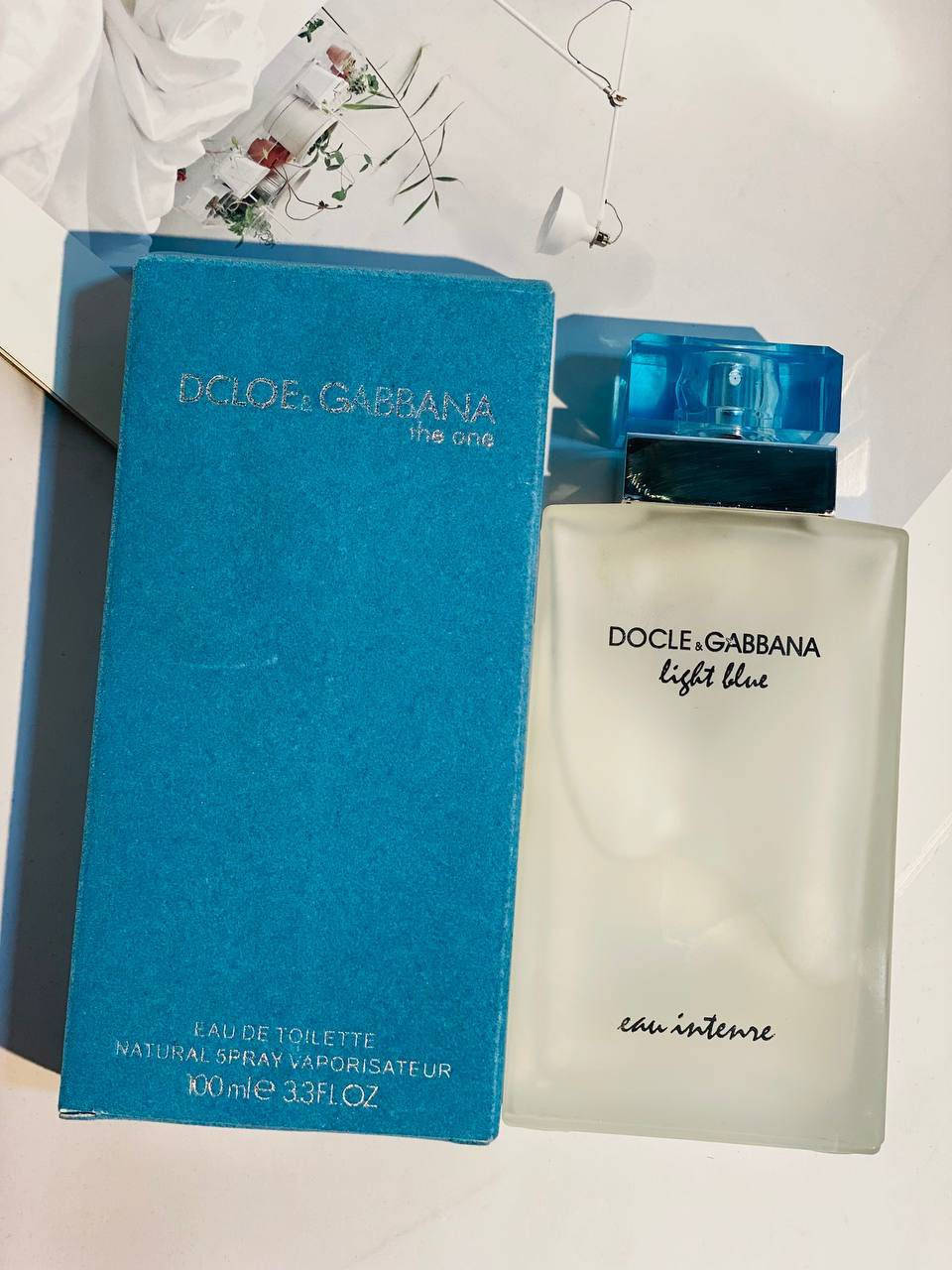 🖤💙 عالم من الفخامة والانتعاش مع Dolce & Gabbana 💙🖤
لكل من تبحث عن التميز، الحضور الطاغي، والجاذبية التي لا تُنسى.. 

1️⃣ عطر Dolce & Gabbana - The One (الأسود) ✨🖤
عطر الفخامة، الأناقة الطاغية، والجاذبية المخملية الدافئة. التجسيد الحقيقي للأنوثة الساحرة التي تترك أثراً وراءها أينما ذهبتِ.
 إفتتاحية العطر 🍊: الخوخ، الليتشي، الماندرين (اليوسفي)، والبرغموت لإنعاش فخم من أول رشة.
 قلب العطر 🌸: زنبق الوادي، الياسمين، الزنبق الأبيض، والبرقوق لتوليفة تنبض بالرقة والنعومة.
 قاعدة العطر 🍂: لمسات غنية ودافئة من الفانيليا، العنبر، والمسك لثبات ملكي يدوم طويلاً.

2️⃣ عطر Dolce & Gabbana - Light Blue Intense (الأزرق) ✨💙
عطر الانتعاش الساحر، طاقة الصيف، ونظافة البحر الأبيض المتوسط. يأخذكِ في رحلة من الحيوية والجاذبية المنعشة التي تدوم طويلاً لتمنحكِ طاقة وإشراقاً لا يُنسى.
 إفتتاحية العطر 🍏: الليمون الحامض والمنعش، مع التفاح الأخضر المقرمش لجرعة طاقة ونظافة فورية.
 قلب العطر 🌸: القطيفة (الأذريون) والياسمين الناعم لتوازن أنثوي رقيق وجذاب.
 قاعدة العطر 🪵: خشب العنبر الفاخر والمسك النقي، لتضمن لكِ ثباتاً قوياً وعميقاً يرافقكِ طوال اليوم.


**إذا كنت صاحب هذا الإعلان وتريد حذفه لأي سبب، رجاءا أرسل رسالة إلى الدعم الفني**