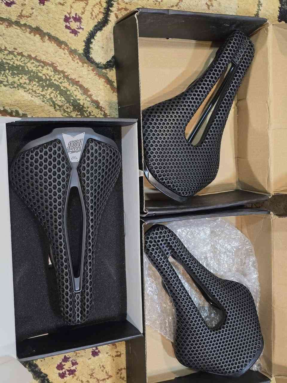 سلام عليكم 
كشنات 2/  3d اسفل بلاستك
سعر قطعة 15الف 
كشن كاربون خفيف سعر 20الف
متوفر توصيل لجميع المحافظات 
***********
