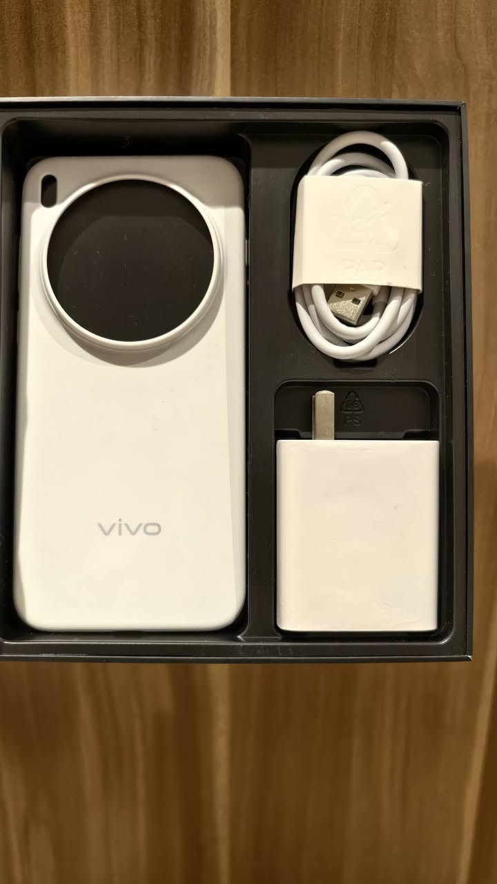 السلام عليكم
للبيع او المراوس 
فيفو 300 برو ذاكرة تيرا نسخة صين
كامل ملحقات نظافه 100 بطارية 100 
السعر 1450 
العنوان بغداد الدورة ابو طيارة 
يوجد توصيل لجميع المحافظات 
***********
