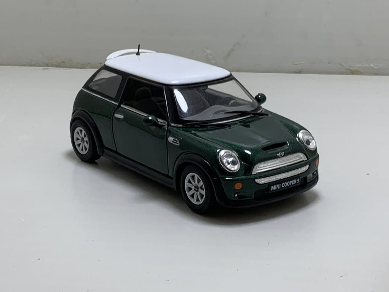 سلام عليكم من رخصة الادمن للبيع مجموعه سيارات مصغره شركات مختلفه واحجام مختلفه على على اي صوره ارد على تعليقك


**إذا كنت صاحب هذا الإعلان وتريد حذفه لأي سبب، رجاءا أرسل رسالة إلى الدعم الفني**