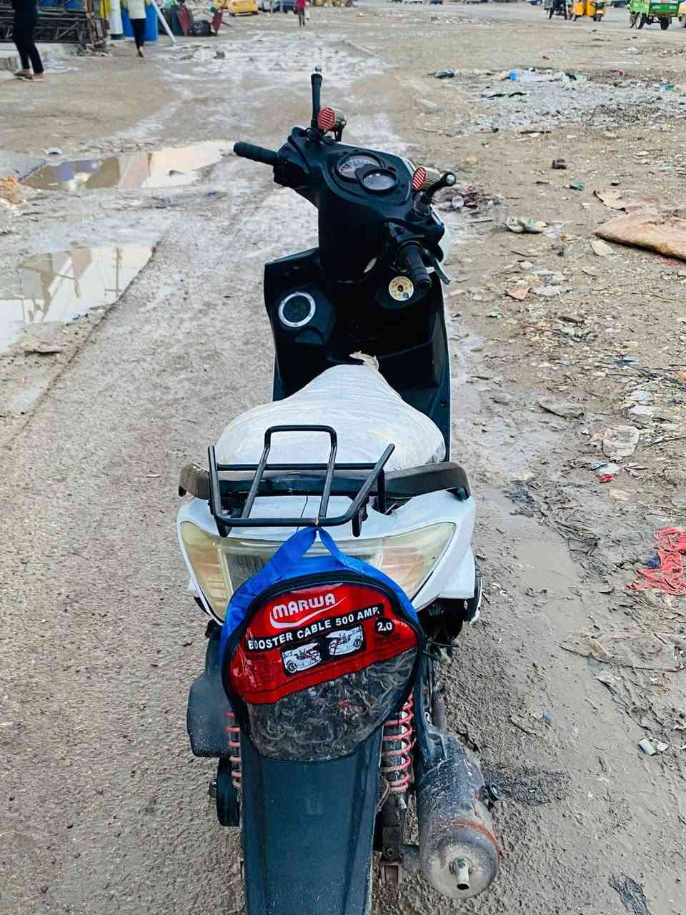 السلام عليكم دراجه سكنس فحل دراجه خير من الله كلجات رياضي نوع توبو  شلعه ونعدل مرعبه شرط بطناش مكينه ناعمه السعر ٤٢٥ العنوان بغداد ***********
