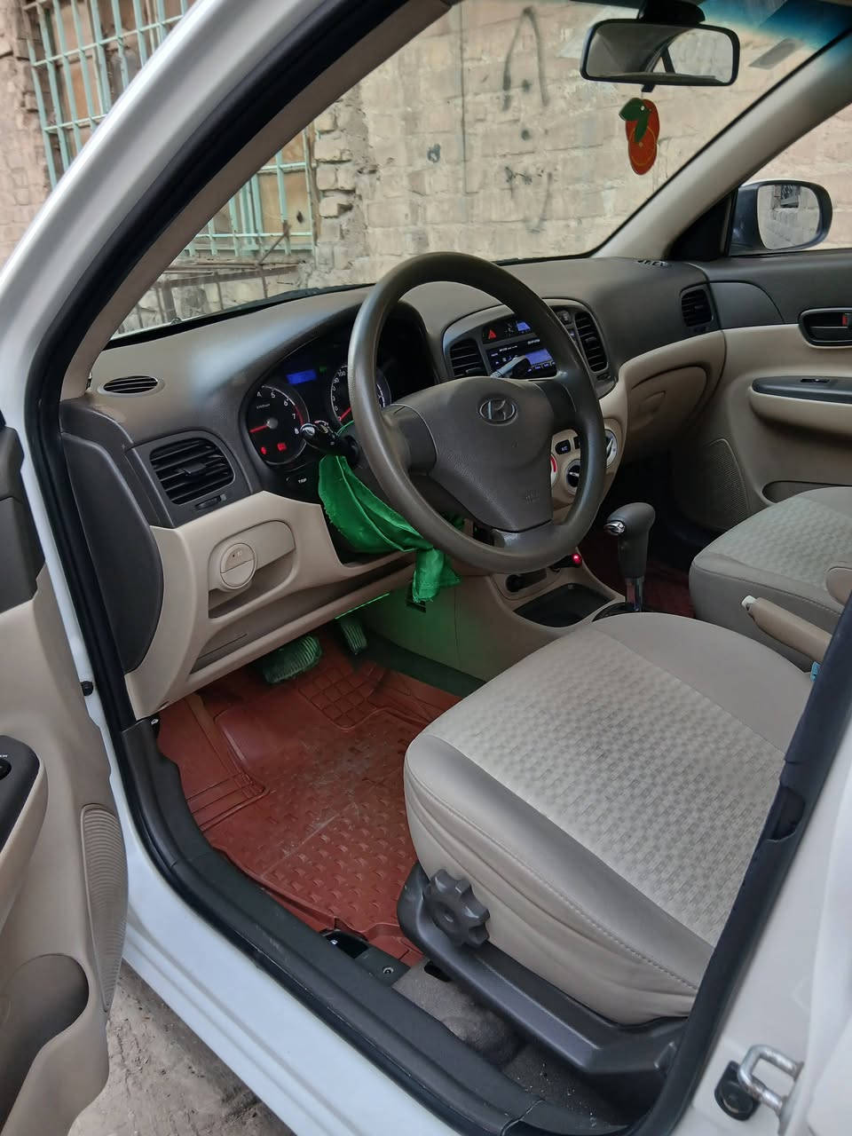 السلام عليكم اكسنت ٢٠١١ السيارة مكفوله من ضربه وصبغ وبارد حتى الدعاميات مابيهن صبغ رقم بغداد مكان بغداد السعر ب١٠٨ وبيها مجال
رقم الهاتف ***********
