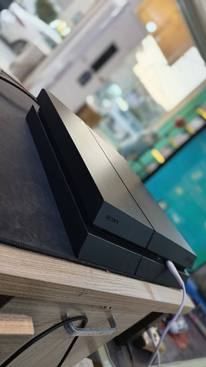 بلي فور فات مهكر نضام 11.50 ذاكره 1تيرا مع اكثر من ١٣ لعبه قويه مفتوح تنضيف فقط مع يده تجاريه وحده 
سعره ٢٣٥ مكاني بغداد الحريه 
***********
