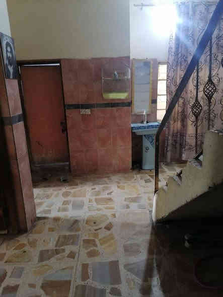 المساحة: 150  متر |  بناء حديث طابقين الموقع: جسر ديالى القديم – حي الحكيم ،  جميع الخدمات 

تفاصيل البيت: كاشي وسراميك بلكامل لطابق الأرضي: غرفتين ، صالة ومطبخ وستقبال ، طرمة، حمام، منورين الطابق الثاني:  ثلاث غرف، و حمام، وصاله كبيره سطح واسع

كافة الخدمات متوفرة: كهرباء، ماء، تبليط، أسواق ومدارس قريبة

 البيت متعوب عليه وسعره مناسب جداً 135 مليون قفل 

رقم الهاتف ***********

(رجاءً الشراي فقط يتصل ال موشراي لا يتعبني ، التفاصيل كلها مذكوره
