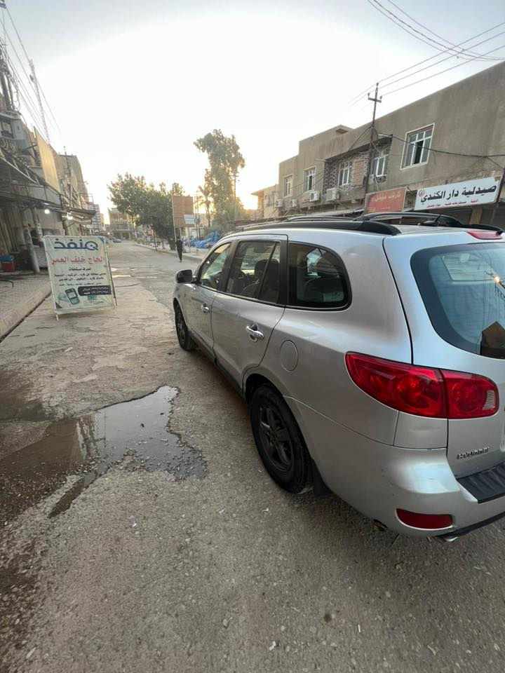 سنتافي ٢٠٠٨ امريكي سياره ضررها بنيد ومبدل ومصبوغ وحاليا بي جراد سياره بيها طخات بسيطه وكلها ليبل واحد  تبريد وتدفئة  شغال وخير من الله كير ومكينه جدد السياره داخلها  وخارجها نظيف كلش تخم تاير وصدر جديد وبيها منظومه غاز ٦٠ لتر مكينه ٦ سلندر ٢٧٠٠ رقمها بغداد الدولي مشروع وطني تحويل ثاني يوم    البيع سعر ١١٥
مكانها ديالى الخالص للتواصل ***********
