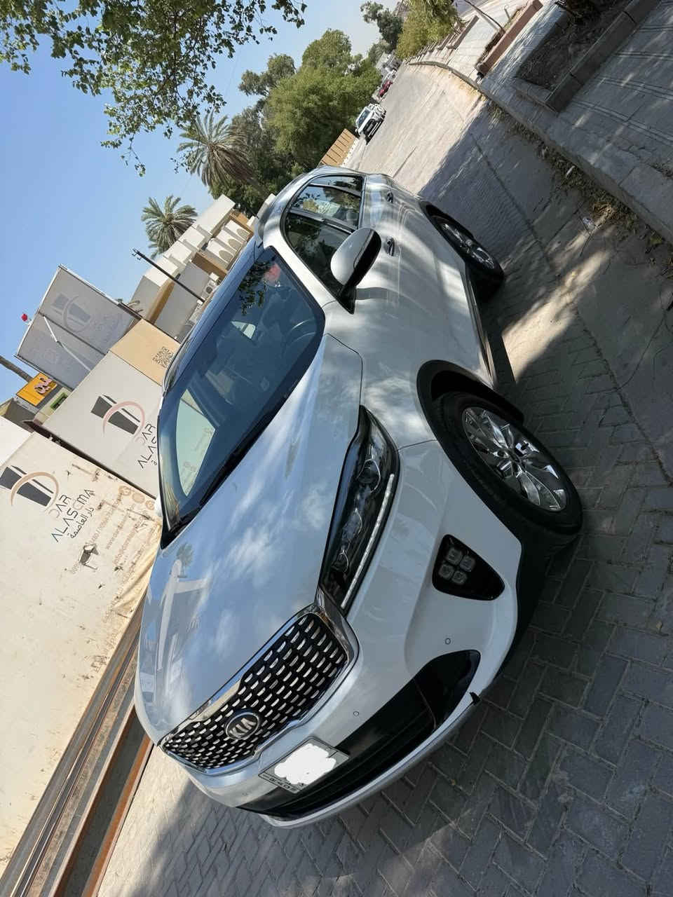 كيا سورنتو 2020 خليجي الشركة الدولية 
رقم بغداد تحويل مباشر بأسمي 
( ماشية 125km الف ) مكاني بغداد          
المواصفات 🔻 
حجم محرك 6 سلندر دوش 
تحكم ستيرن جهتين 
كروز سرعه (تحكم سرعه بالستيرن) 
شاشه بلاديه لمس  
يدات نيكل بلادي 
لدات امامي خلفي                    
مري جانبيه شفط كهربائي 
بصمة تشغيل + بصمه ابواب 
أشارة ترحيب باليدات عند الاقتراب 
تحكم كشنات كهرباء عدد 2
حساسات أمامي و خلفي 
اربع أنظمة قيادة 
ثلاث قطع تبريد  
سبعة راكب 
صندوق كهربائي 
بانوراما 
بردات خلفيه بلادي 
ويل كروم حجم 19 عدد 5 ويل 
شحن واير ليس 
بصمات عدد 2
باتري جديد 
( بيها تبديل بنيد ودعامية نفس اللون بلادي
وبيها صبغ نـص جاملغ الأمامي جهة الصدر وجاملغ الخلفي وبارد قليل ) 
اكفل محرك وكير وكهربائيات كفالة عامة عل فحص 
السيارة بدون شواصي او لغود وين ما يعجبك أفحـص 
عليها أدامة كاملة هايدروليك كير وفلاتر ودهن ودسكات متصرف عليها دينار  
منظومة تبريد جديدة بيها ضمان و على الفحص تبريد ثلج 
السيارة بيها سونار قبل يومين مسوي  
السعر ( 205$ ) وبيها مجال ان شاء الله 
🔸 *********** 🔸

