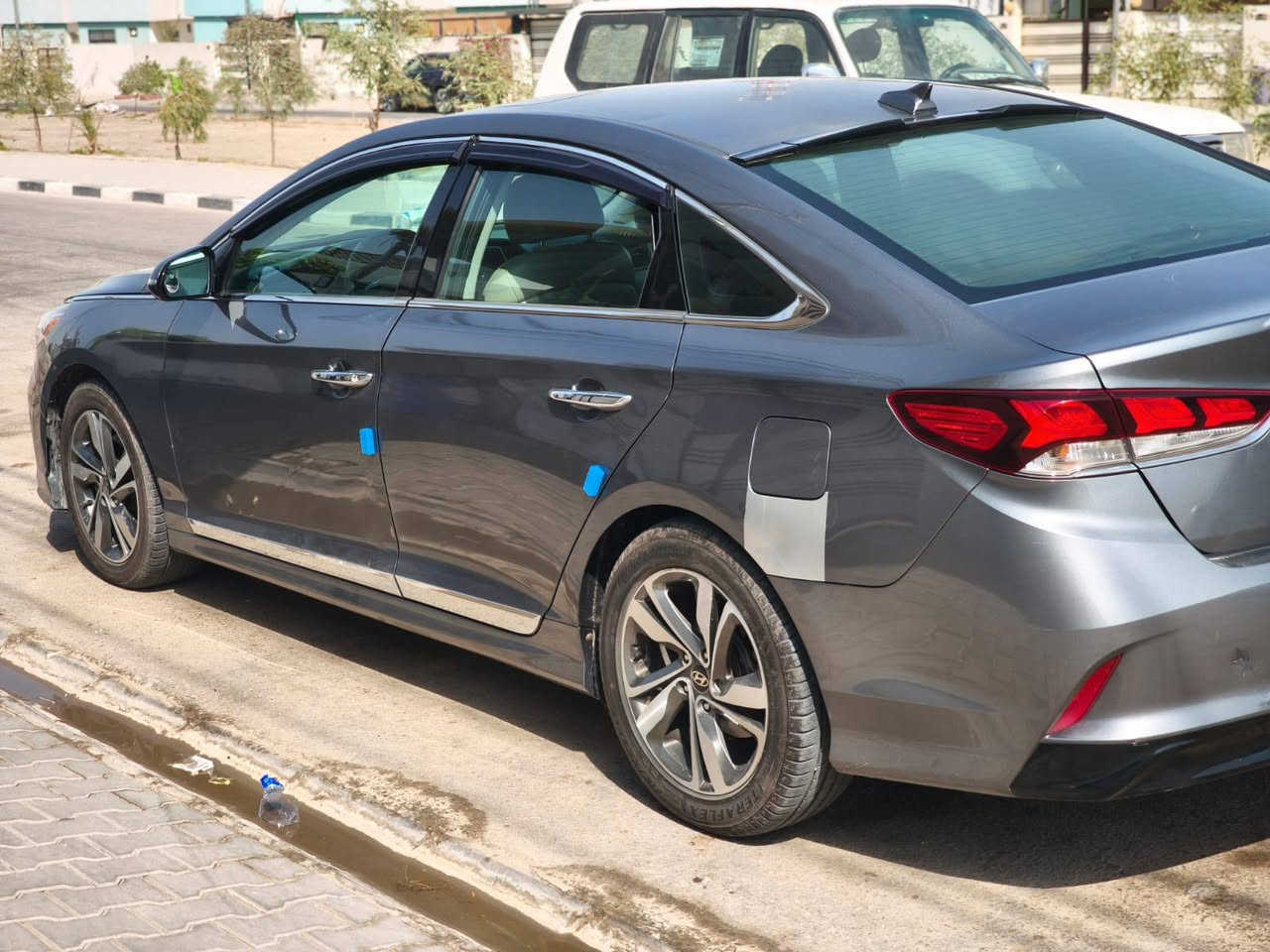 السلام عليكم سوناتا موديل 18 لمتد أمريكي حادثها باب وجاملغ فول مواصفات ماشيه ,1000
معروفه مواصفات ال لمتد مكينه 2400 
مكانها نجف قضاء المشخاب ناحية القادسية
بيع او مراوس حسب القناعه رايدها 142وبيها مجال
***********
