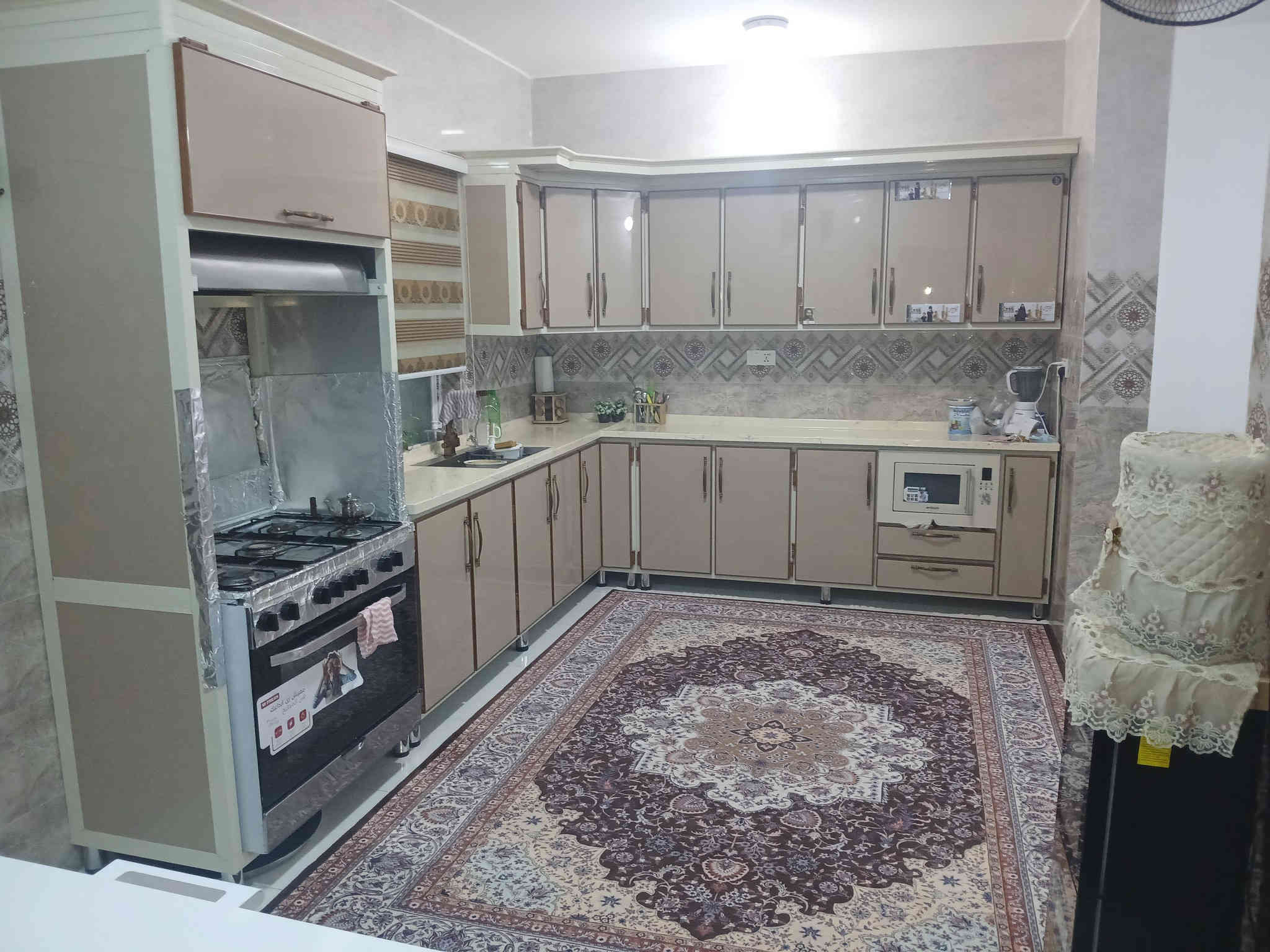 سلام عليكم عندي بيت بمجمع الزهراء ركن وعلى ساحه وخلف شارع التجاري ١٥٠ متر وبي اضافات ومجاور البوابه صار عليه ١٠٥ مليون وباقي ٤٠ الى شركه اريد اراوس بل اميرات 2  المساحه ٢٥٠ رقمي ***********
