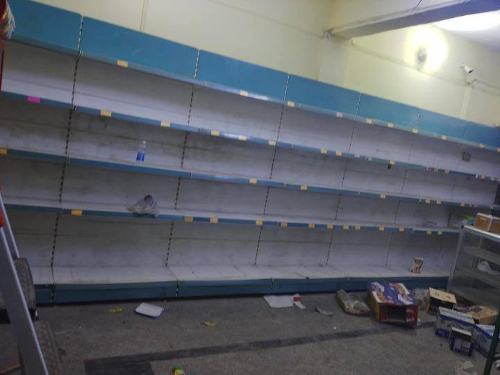 السلام عليكم 
رفوف تركية للبيع 13متر 5 طوابق ارتفاع  مترتين و 25سانتيم منظفة وجاهزة بس تركبها 
سعر المتر 120 و بي مجال اللة شاهد مشترينها ب 130المتر 
للاتصال *********** او واتساب
