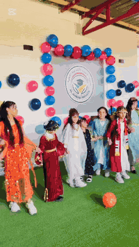 التكاتف وشد الأيدي، والغناء، وتعني الفرح والمشاركة. كان ختامها مسك  في...