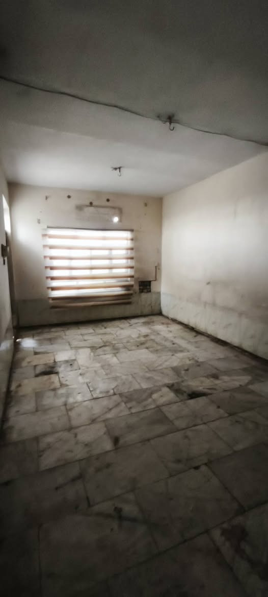 السلام عليكم
بيت للايجار في شارع الصدرين قرب مدرسة الإمامين ع شارع العام 
ثلاث غرف وصاله وديوانيه وحديقه اماميه 
الرقم ***********
