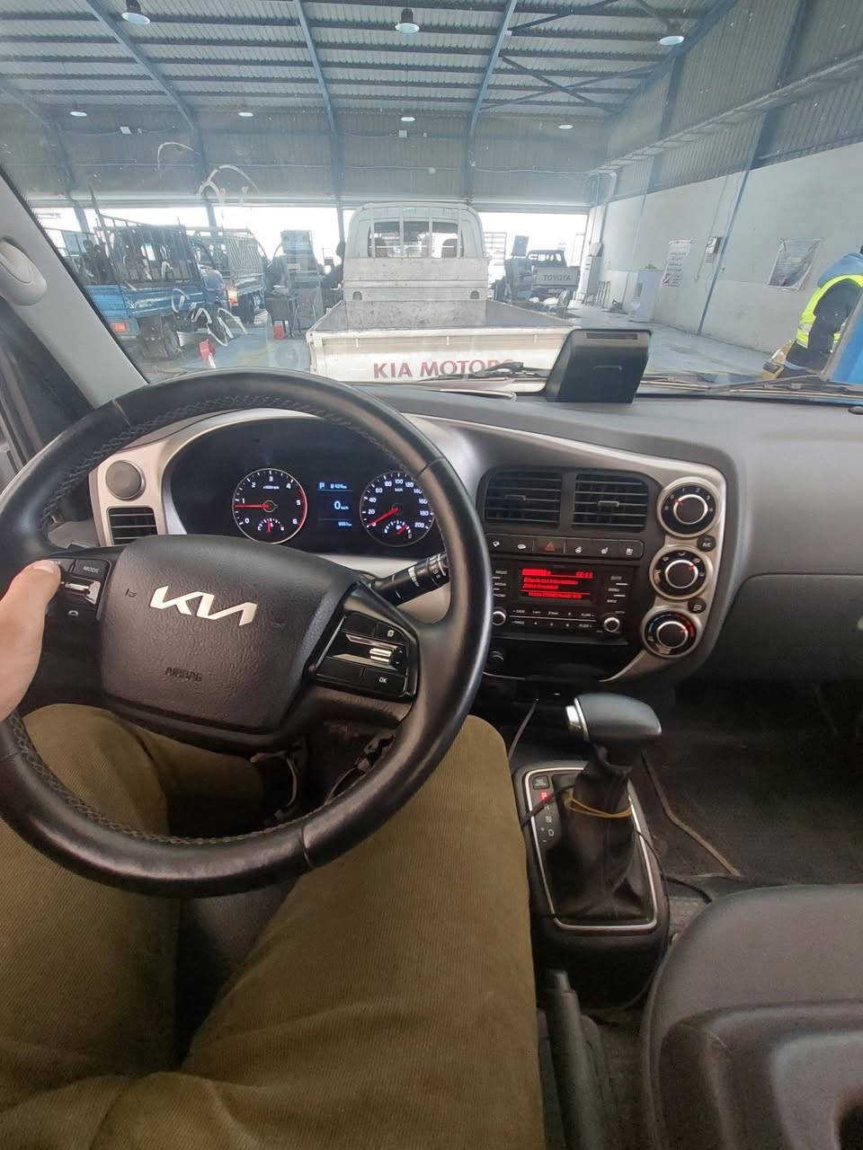 سلام عليكم.. كيا مسكر فول وربع اوتوماتيك موديل 2023 آخر موديل اجه بي كاز ال ٢٤ و ٢٥ اجه غاز... وارد كوريا اصل مو تجمع صيني.. السياره بعدي زيرو ماشيه ٩ فقط. تترقم بسمك مباشر رقمها بغداد. هزه جديده مجرد تروح تبصم إجراءاتها كامله .. 
مواصفاته  مري شفط .... تدفئه وتبريد بل كشنات والستيرن.. حساسات.. مانع انزلاق.. تحديد مسار... رادار امامي .. كشن كهربائي... هيترات بل مري.. فول للأخير 6دكم 
رايده ب ٢١٠ وبيها مجال قليل شامل الرقم يعني مرقم وكامل 
بل شركه اخواتها ب ٢٣٥ 
مكاني بابل المشروع المسيب قرب الدولي..مويلحه..
***********
***********
