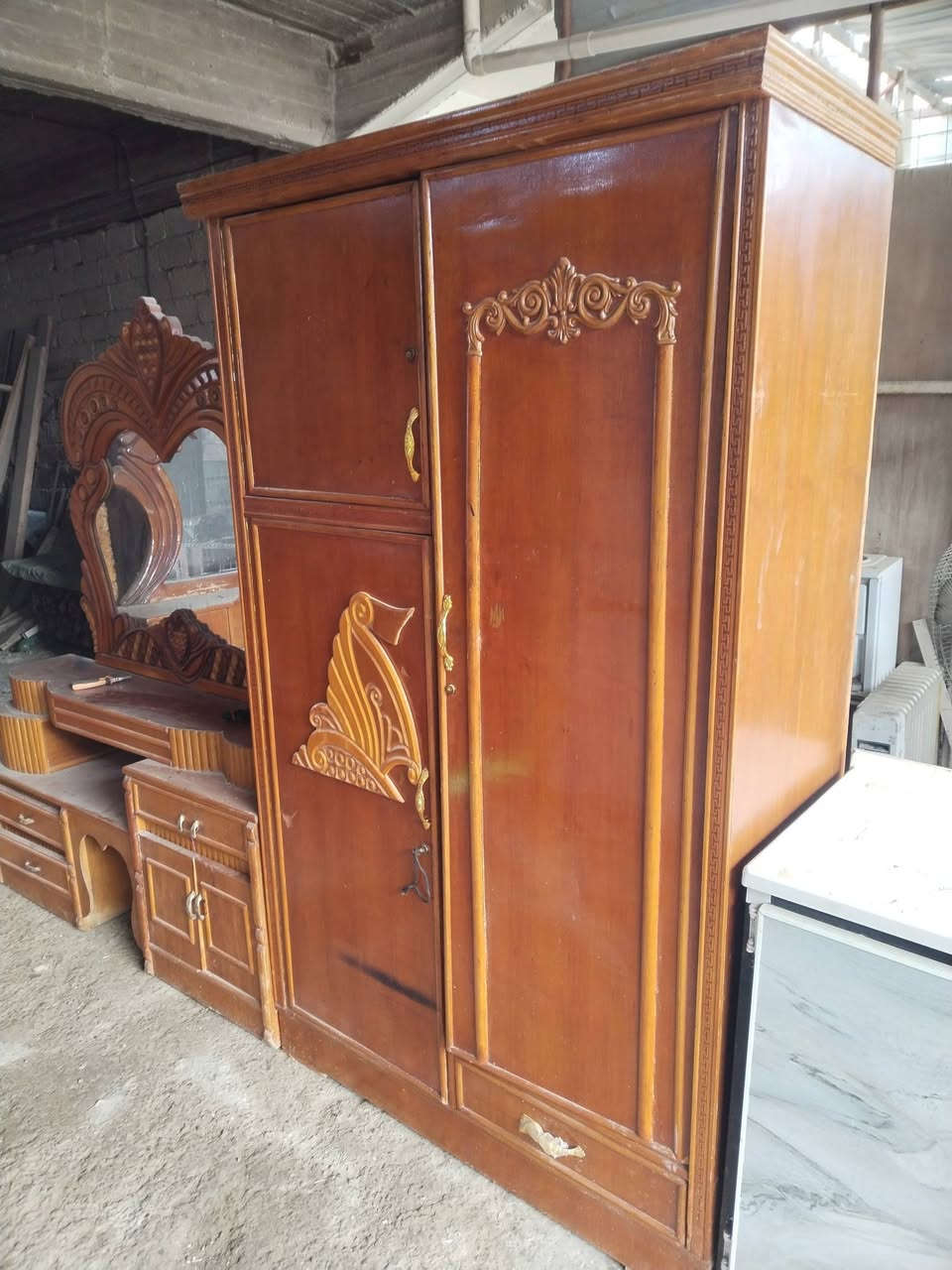 السلام عليكم ورحمة الله وبركاته كاونتر مترين وسنك متر ونص مرمر ٢٥٠ وكنتور ٢باب ١١٠ وبوفيه ٢متر ٧٥ محمل ٢متر ٦٠ الف وميز مرايه واحد ٦٥ وحد ٤٠ العنوان بعقوبه مدخل ام الكرفس ***********
